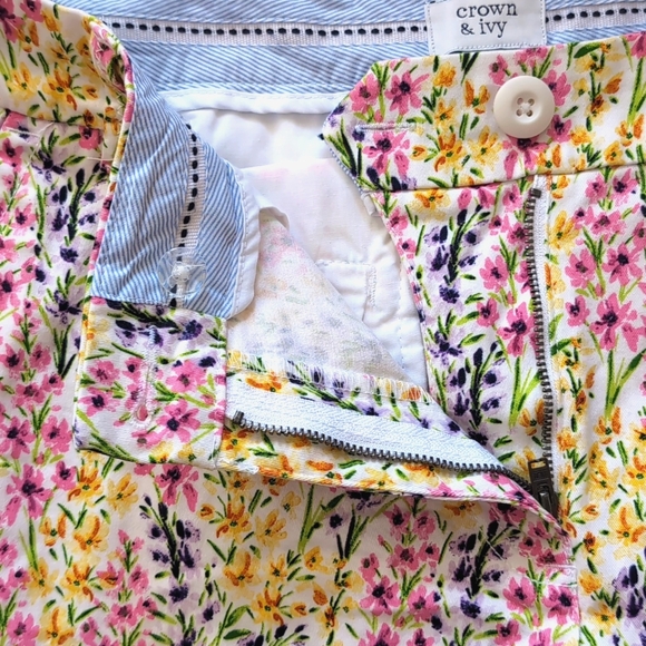 Crown & Ivy Floral Flat Front Caroline Shorts. Size 10 - Picture 7 of 10